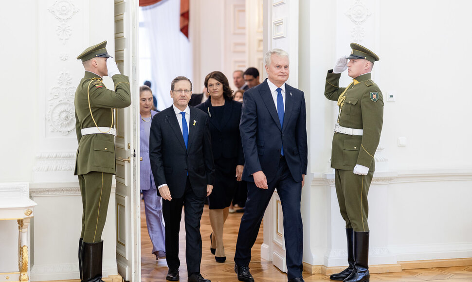 Isaakas Hercogas, Gitanas Nausėda