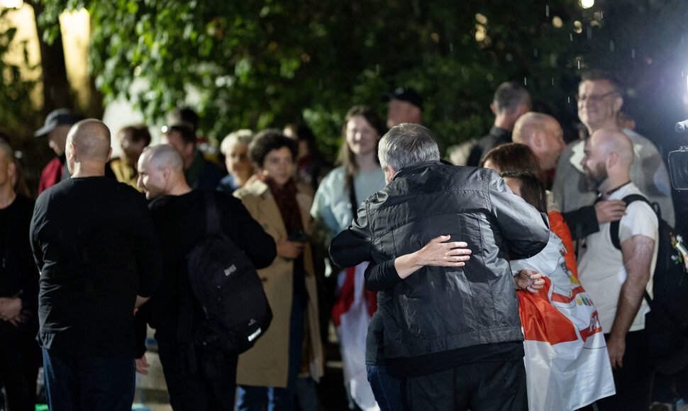 I&scaron; Baltarusijos nelaisvės i&scaron;vaduoti žmonės prie JAV ambasados Vilniuje