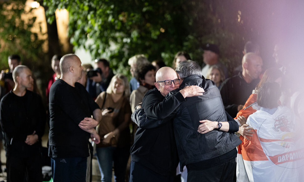 I&scaron; Baltarusijos nelaisvės i&scaron;vaduoti žmonės prie JAV ambasados Vilniuje
