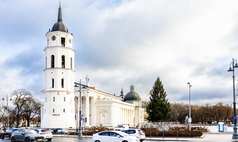 Vilniaus Kalėdų eglė jau Katedros aik&scaron;tėje