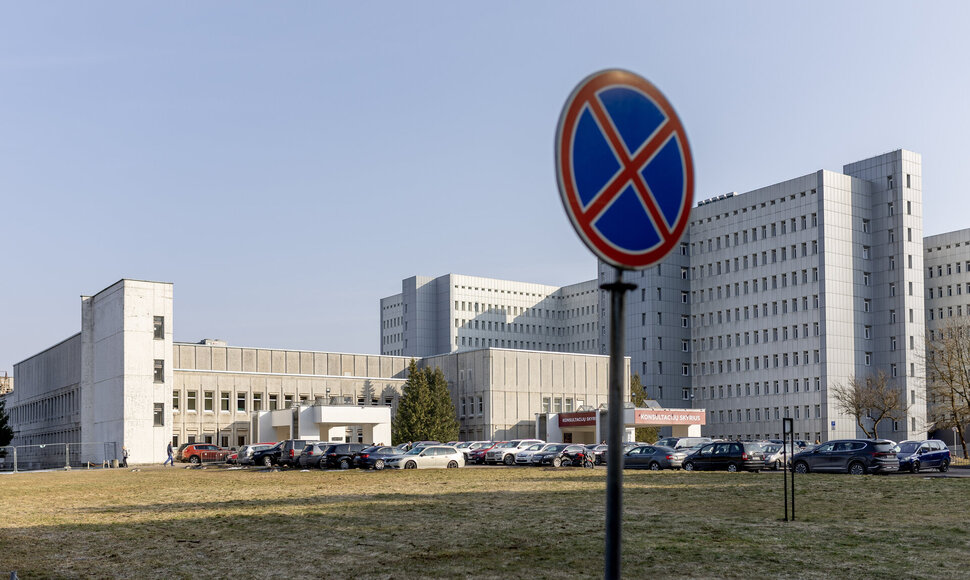 Automobilių parkavimas prie Lazdynų ligoninės