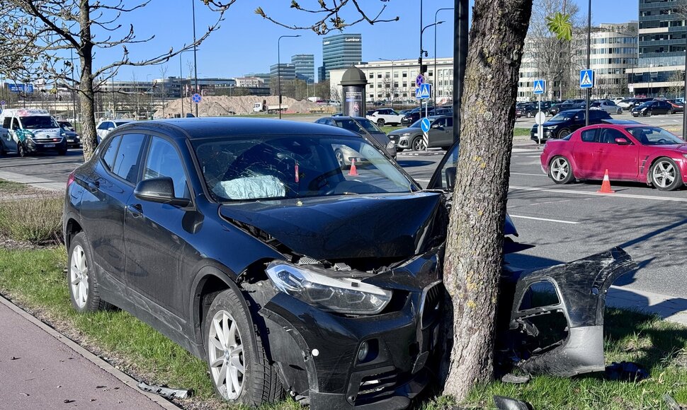BMW ir &bdquo;Toyota&ldquo; avarija prie Seimo