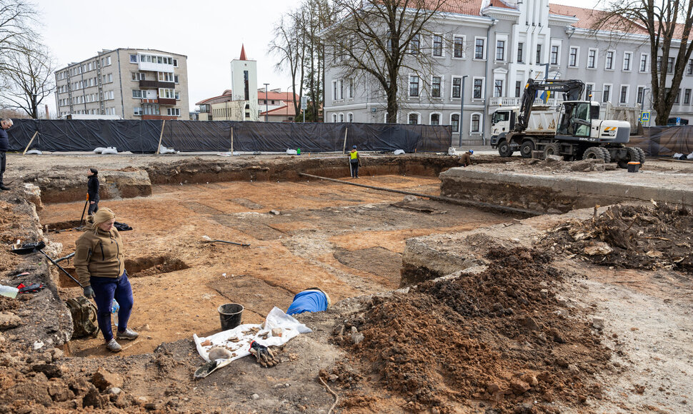 Prie &Scaron;iaulių katedros pradedami i&scaron;kasti sovietų karių palaikai