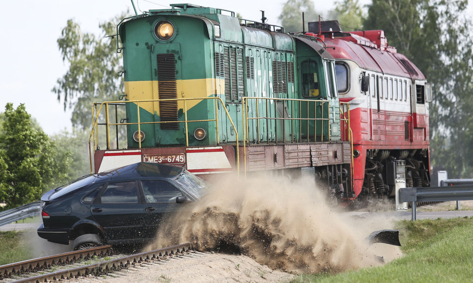 Lokomotyvas nudaužė pervažoje sustojusį automobilį