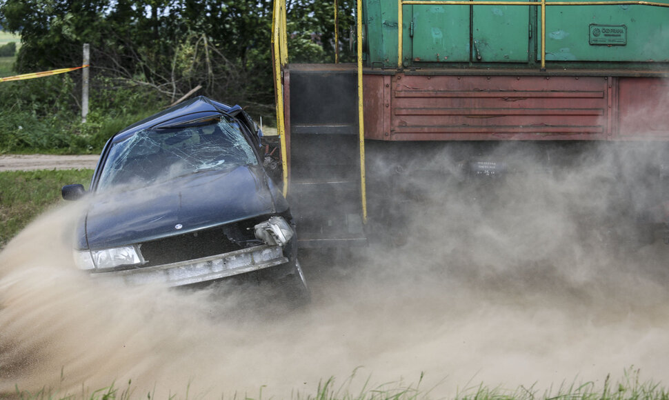 Lokomotyvas nudaužė pervažoje sustojusį automobilį