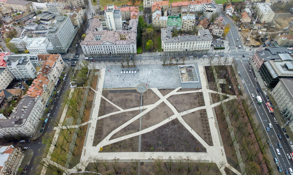 Atidaryta rekonstruota Lukiškių aikštė