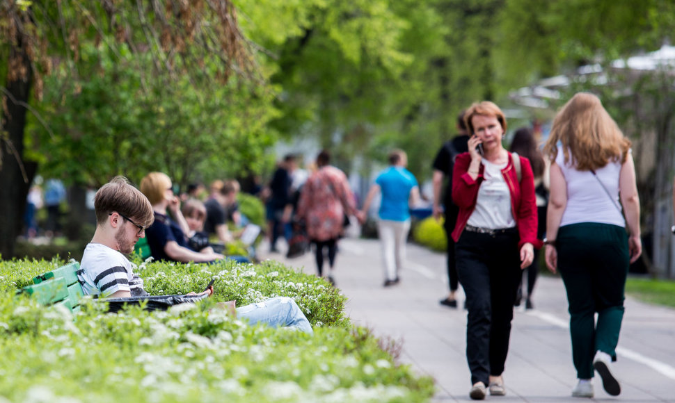 Vilniečiai džiaugiasi vasariška šiluma