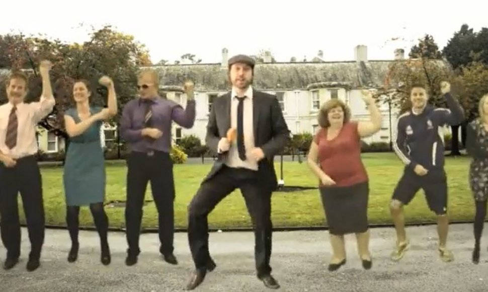 Jorkšyre gyvenantys mokyklos darbuotojai sušoko „Gangnam style“