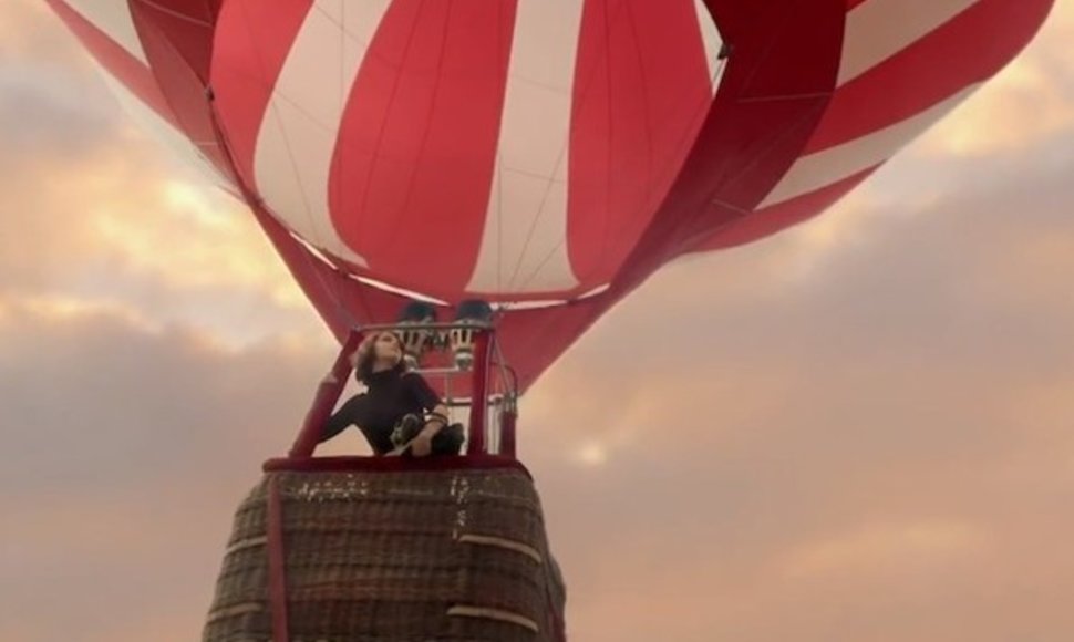  Louis Vuitton mados namų reklamos kadras.