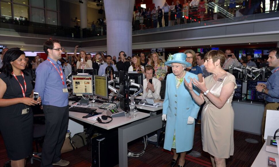 Karalienė Elizabeth II apsilankė BBC redakcijoje