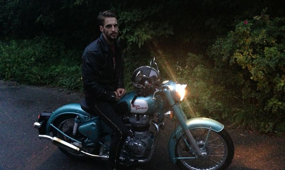 Justinas Jarutis su savo nauju motociklu „Royal Enfield“