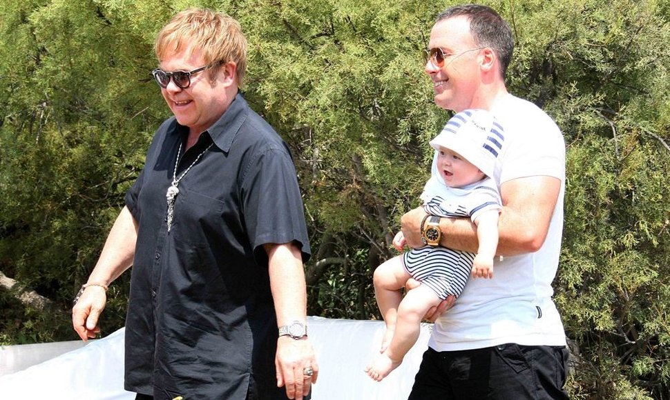 Dainininkas Eltonas Johnas su sutuoktiniu Davidu Furnishu ir sūnumi