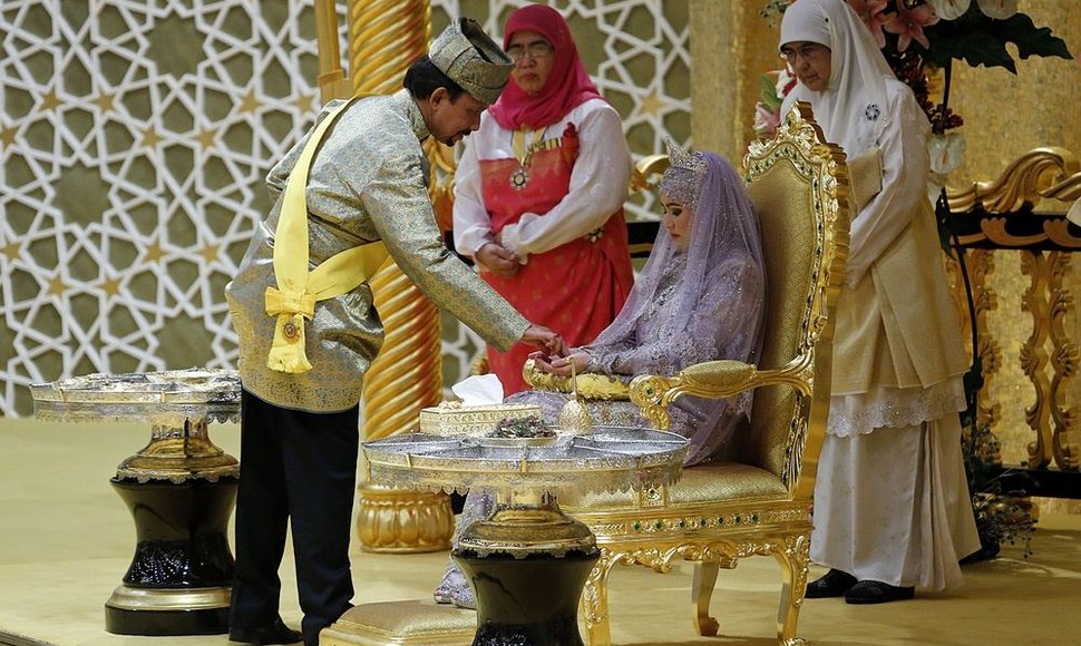 Brunėjaus sultonas Hassanalas Bolkiahas su dukra, princese Hafizah
