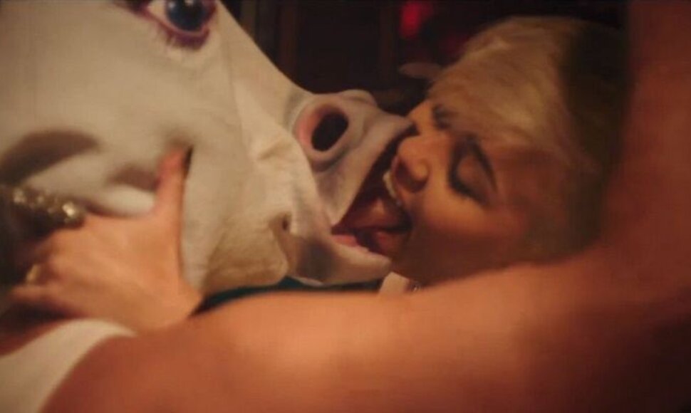 Miley Cyrus &bdquo;Decisions&ldquo; vaizdo klipe