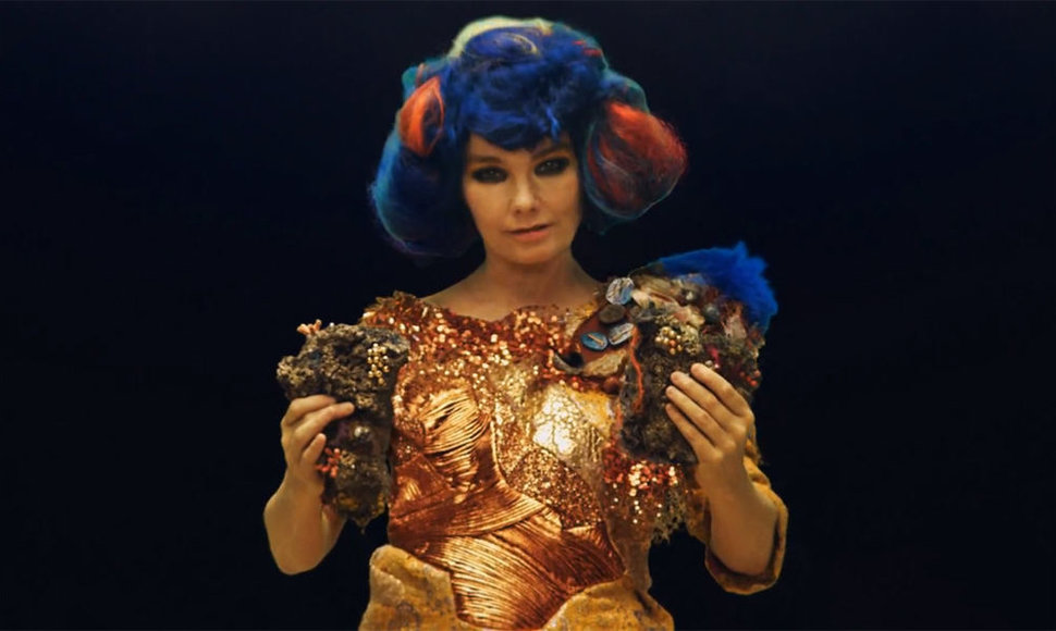 Bjork naujame klipe „Mutual Core“