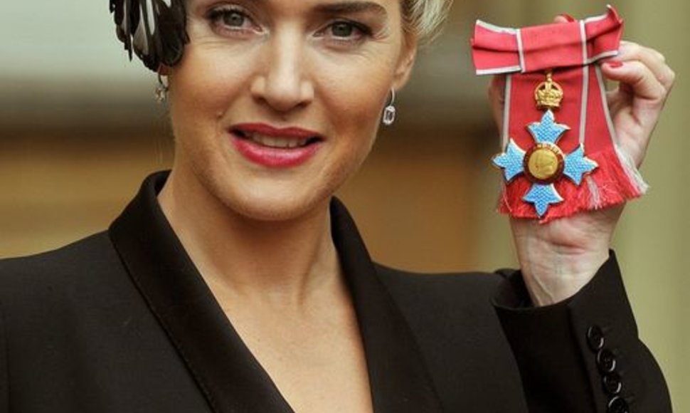 Aktorė Kate Winslet su apdovanojimu