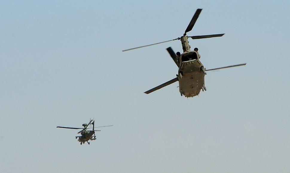 Princas Harry pilotuojamas „Apache“ sraigtasparnis (kairėje)
