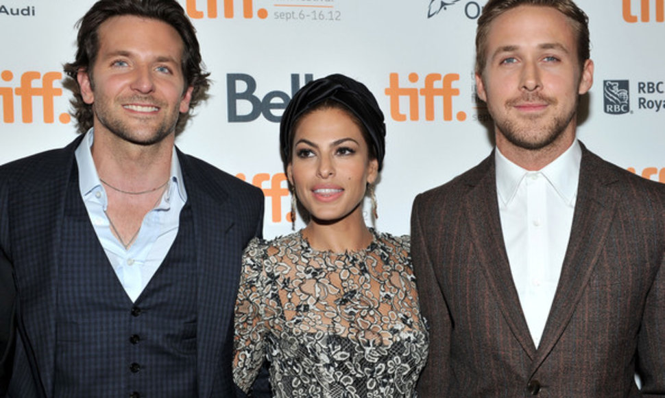 Iš kairės: Bradley Cooperis, Eva Mendes ir Ryanas Goslingas pristato filmą Toronto kino festivalyje