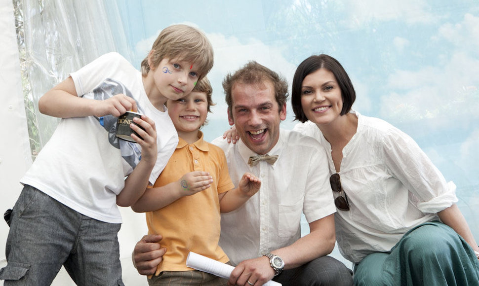 Žygis Stakėnas su žmona ir sūnumis