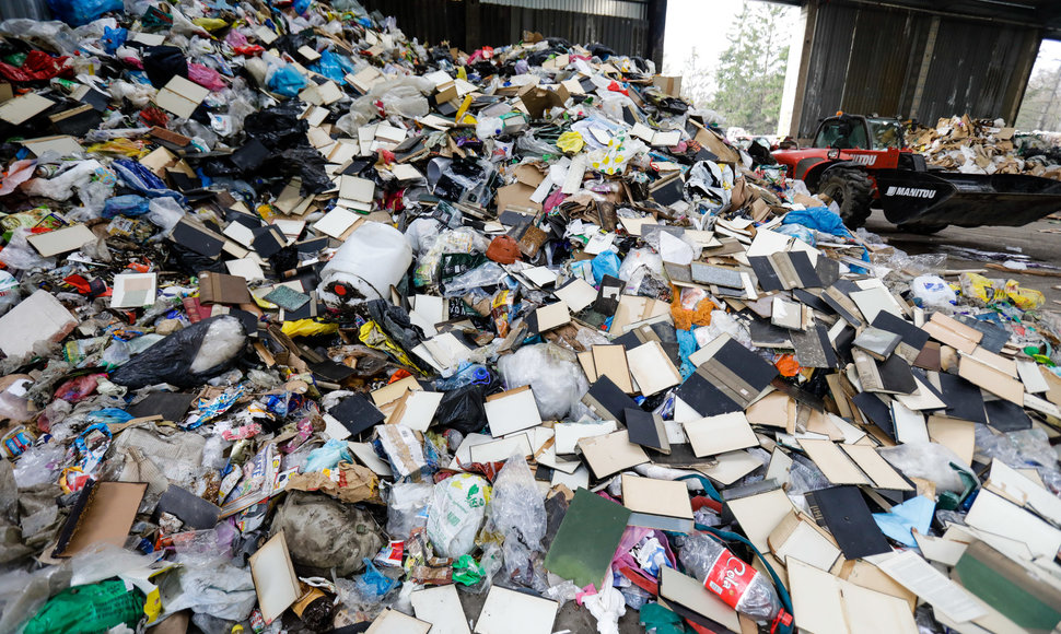 Senovinės LSMU bibliotekos knygos šiukšlyne