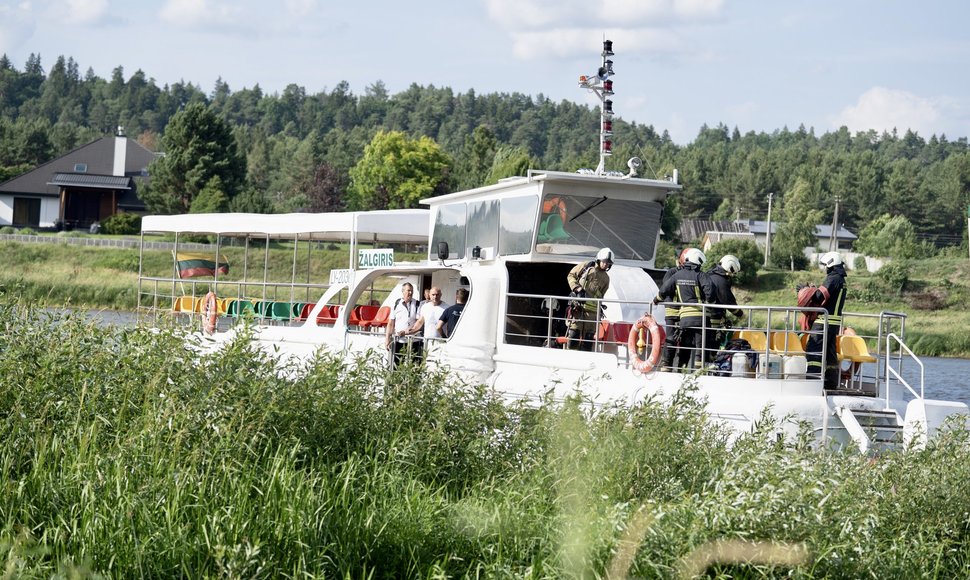 Kauno rajone degė keleivinis laivas