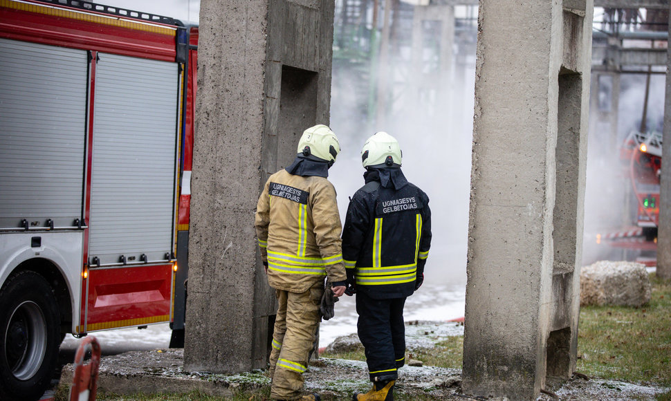 Kaune gamyklos teritorijoje po sprogimo dega keturių aukštų pastatas