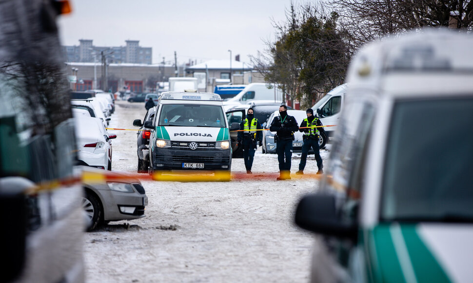 &Scaron;iaurės garažuose policija laužiasi ne tik į juos, bet ir į ten esančius seifus