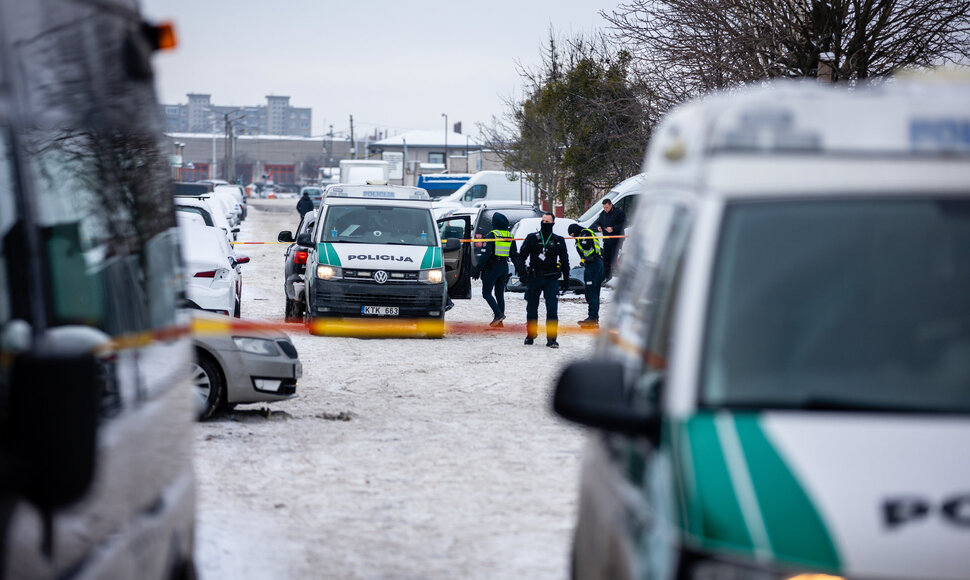 &Scaron;iaurės garažuose policija laužiasi ne tik į juos, bet ir į ten esančius seifus