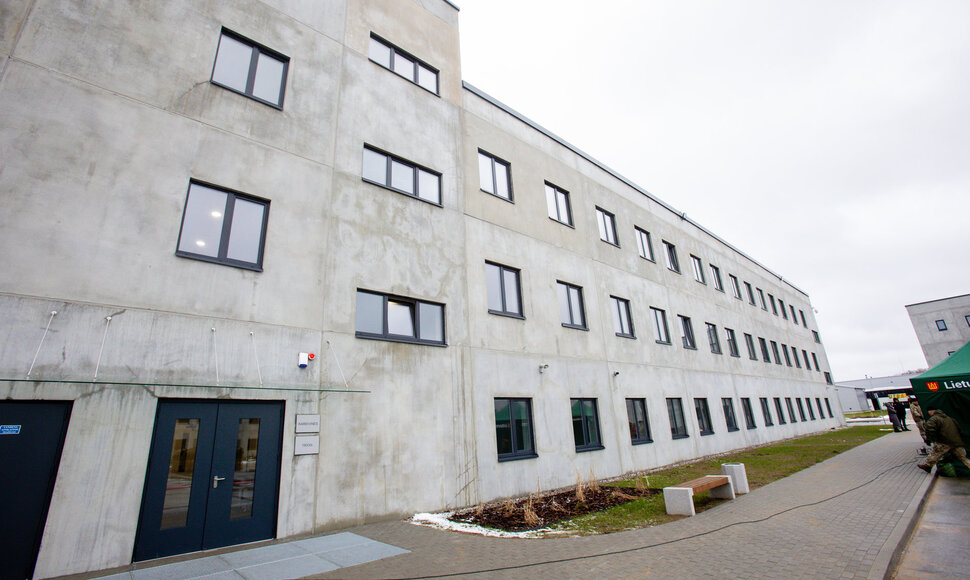 Atidarytas naujai pastatytas brg. gen. M. Pečiulionio artilerijos bataliono karinis miestelis