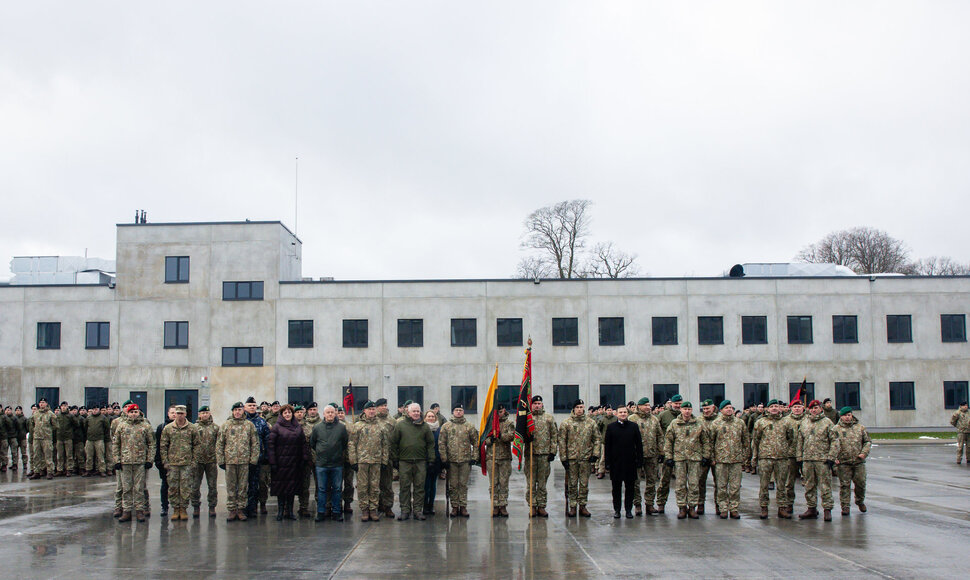 Atidarytas naujai pastatytas brg. gen. M. Pečiulionio artilerijos bataliono karinis miestelis