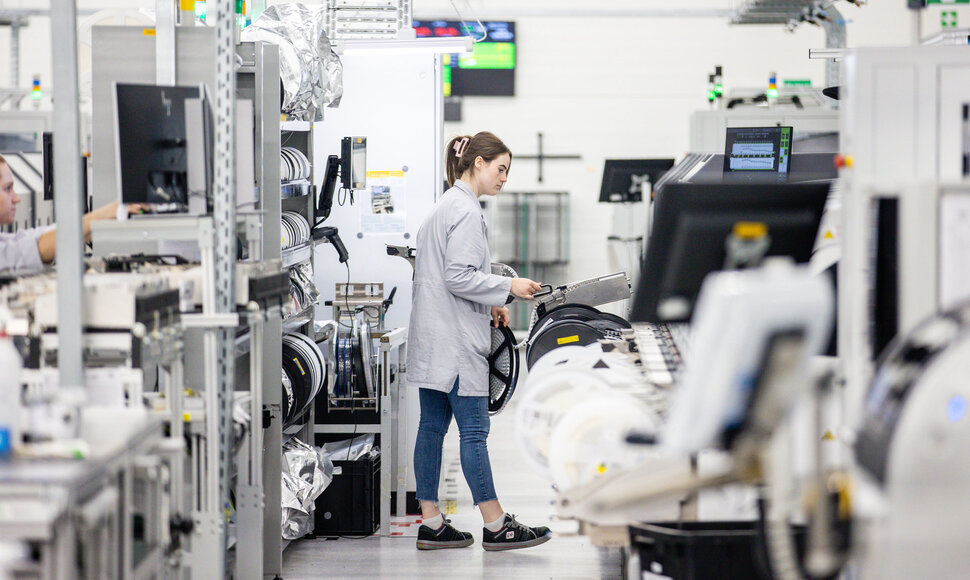 Spaudos konferencija ir mokytojų-elektronikos entuziastų apdovanojimai  &bdquo;Hella Lithuania&ldquo; gamykloje