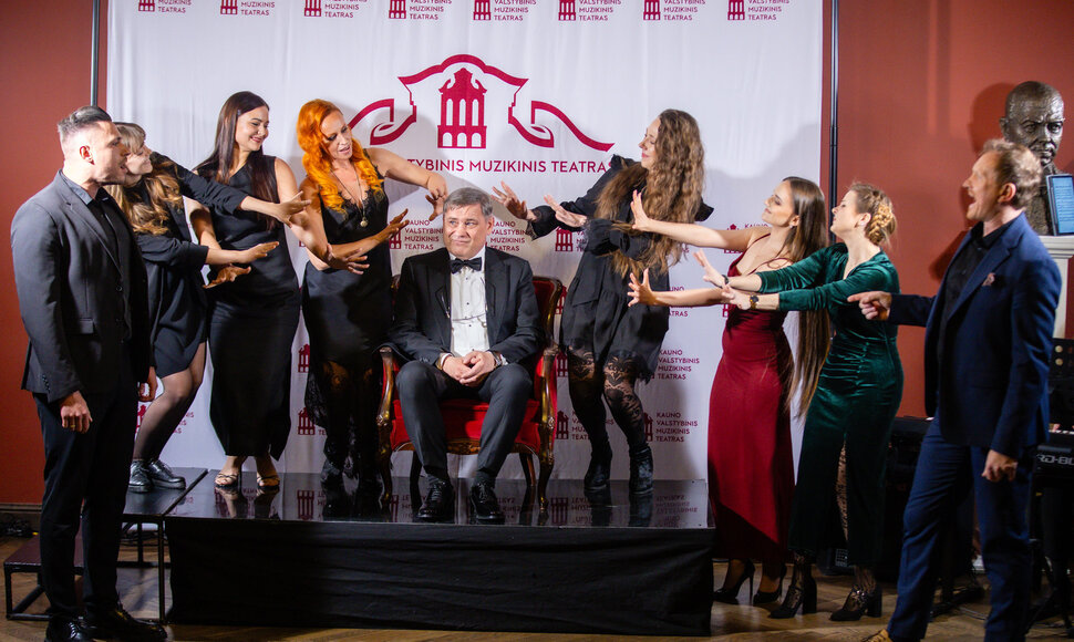Kęstučiui Jak&scaron;tui jubiliejaus proga Kauno muzikinio teatro artistai surengė specialų pasirodymą