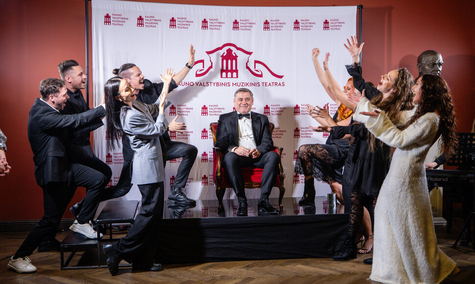 Kęstučiui Jak&scaron;tui jubiliejaus proga Kauno muzikinio teatro artistai surengė specialų pasirodymą