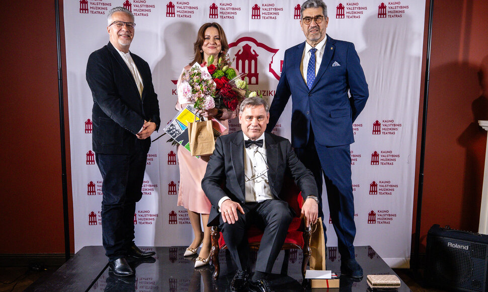Kęstučiui Jak&scaron;tui jubiliejaus proga Kauno muzikinio teatro artistai surengė specialų pasirodymą