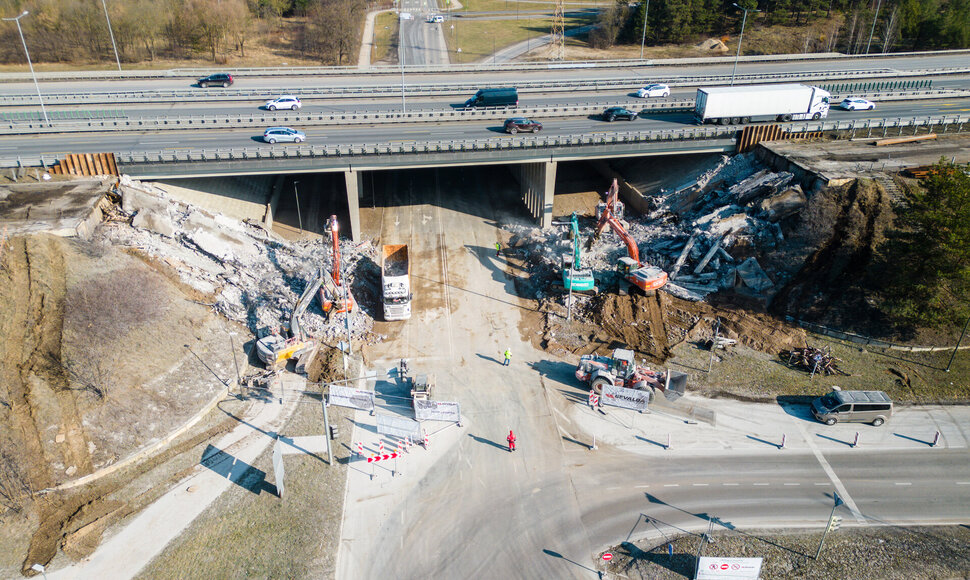 Per naktį nugriautas viadukas virš Jonavos gatvės Kaune