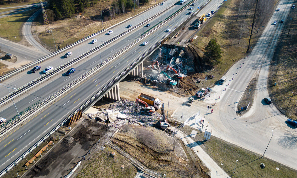 Per naktį nugriautas viadukas virš Jonavos gatvės Kaune