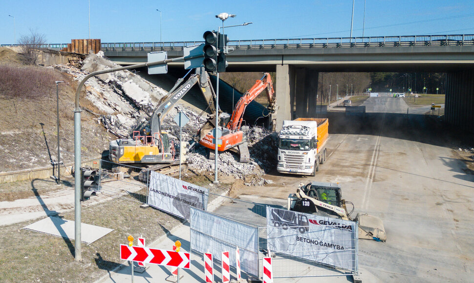 Per naktį nugriautas viadukas virš Jonavos gatvės Kaune