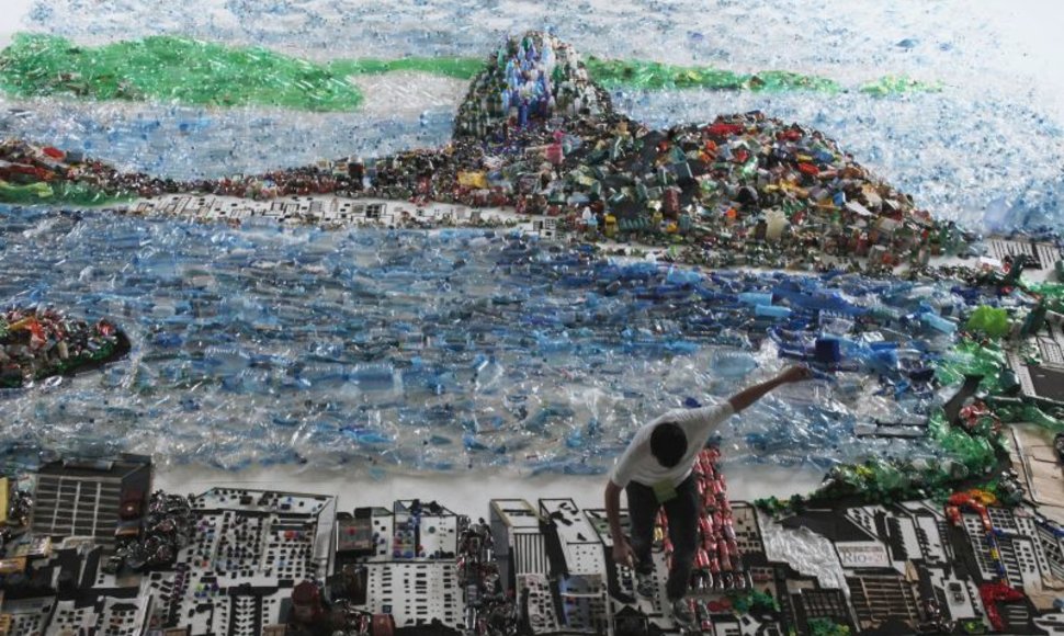 Brazilų menininkas Vikas Munizas iš panaudoto plastiko išdėlioja įspūdingus peizažus.