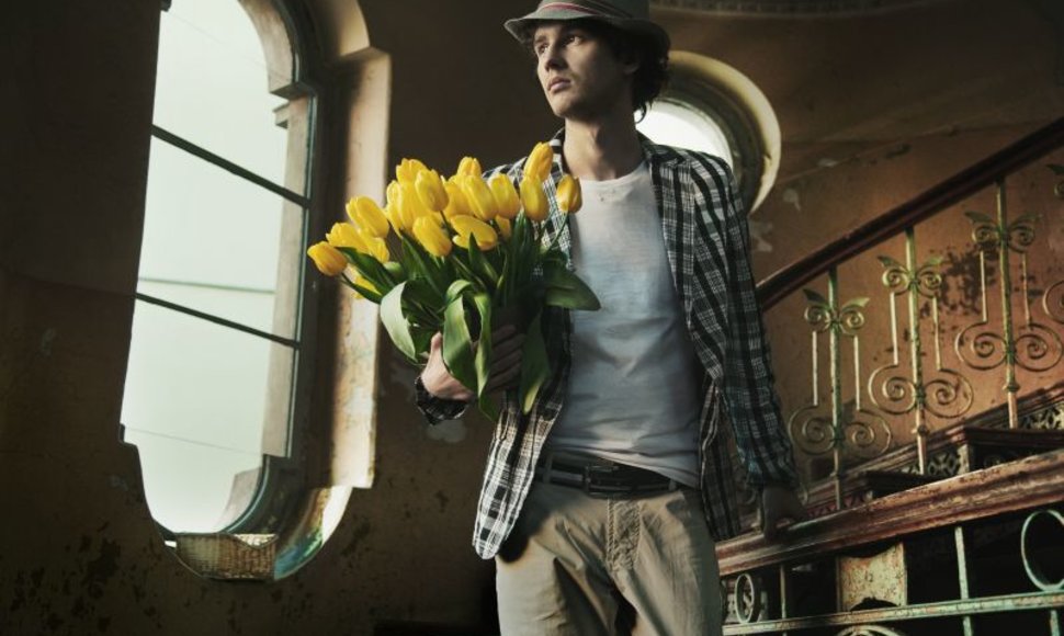 Vaikinas su gėlėmis