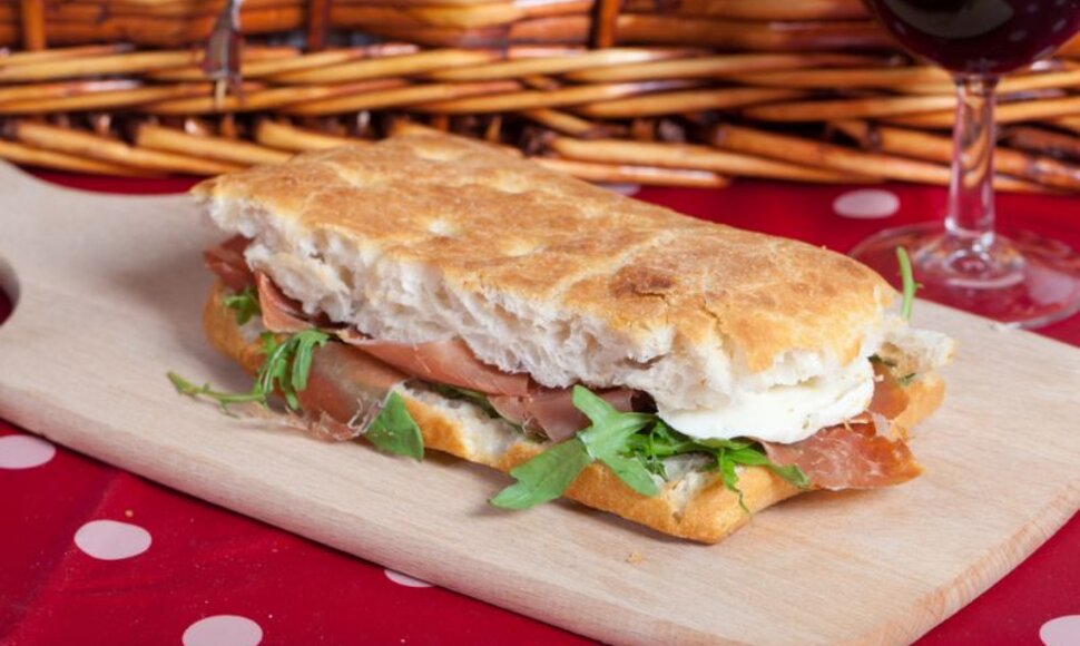 Paninis su kumpiu ir mocarela