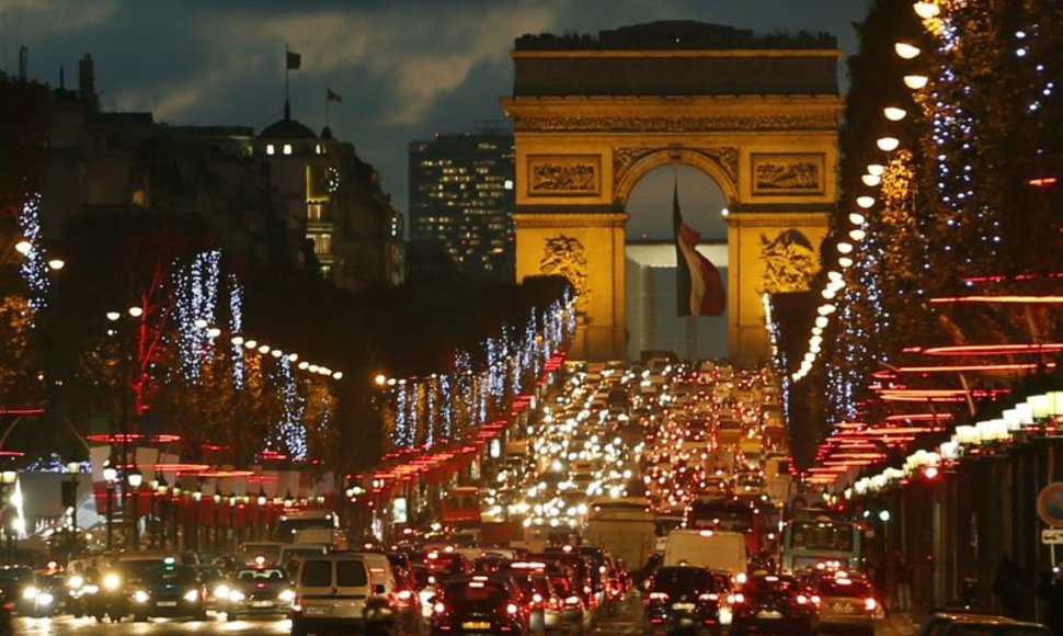 Prancūzijos sostinėje Paryžiuje įspūdingomis kalėdinėmis instaliacijomis žėrintys Eliziejaus laukai ir kitos populiariausios miesto erdvės sukviečia pasigrožėti daugiatūkstantines minias.