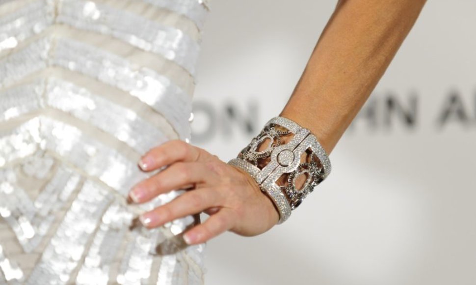 Aktorė Sofia Milos rankas papuošė žėrinčia dailia apyranke.