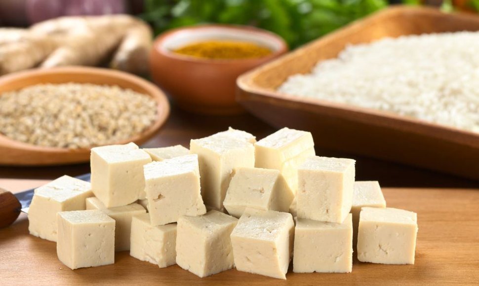 Tofu – varškės, pagamintos iš sojų pieno, sūris.