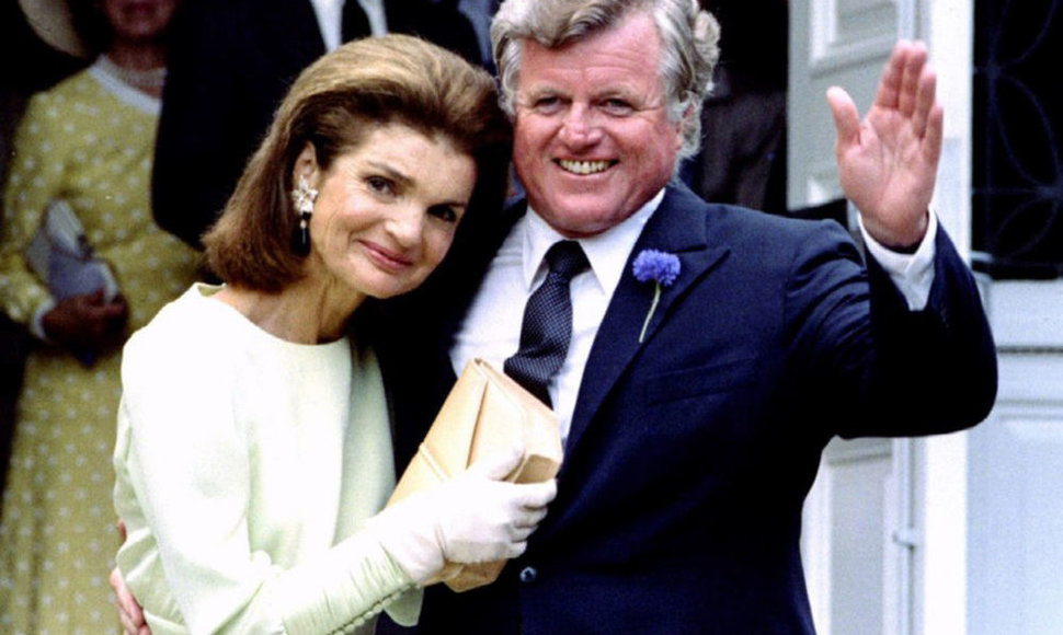 Jackie O su žuvusio prezidento broliu Edward Kennedy, praėjus beveik trims metams po savo vyro nužudymo.