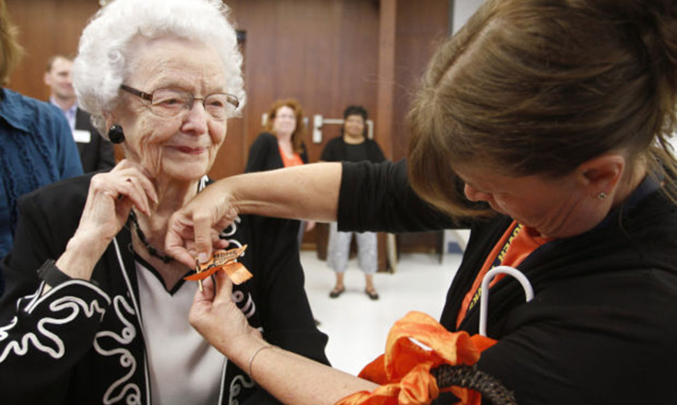 99-erių metų Audrey Crabtree gauna diplomą.