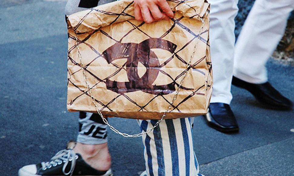 Chanel rankinukas atgimsta gatvės kultūroje. 