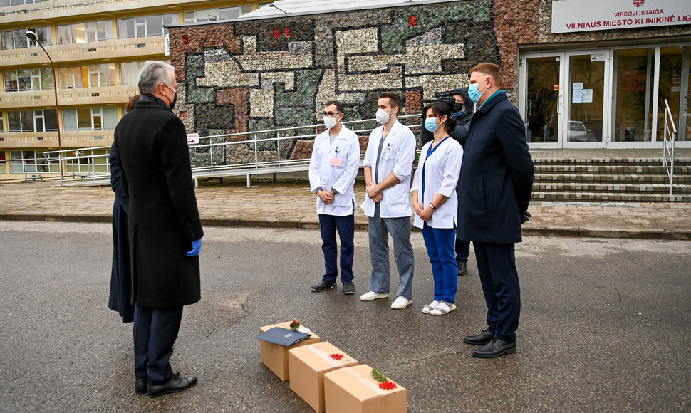 Prezidentas Gitanas Nausėda medikams perdavė kūčiukų