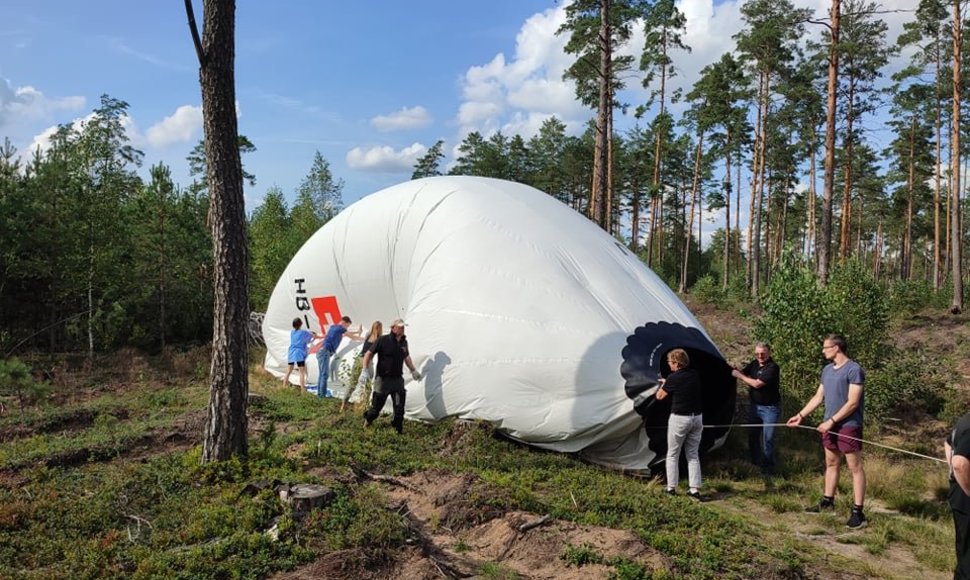 Šveicarų dujinio baliono pilotų Walterio Gschwendtnerio ir Balthasaro Wicki nusileidimas Dzūkijos miškuose 