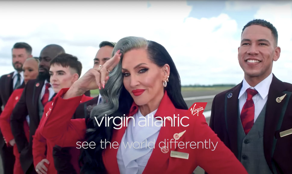 „Virgin Atlantic“ žengė netradicinį žingsnį – atsisakė nurodymo darbuotojams dėvėti drabužius, atitinkančius jų fizinę lyt
