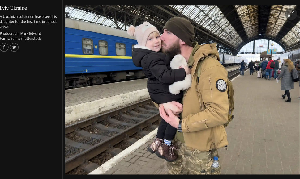 Atostogų grįžęs karys su dukra buvo nufotografuotas Lvive